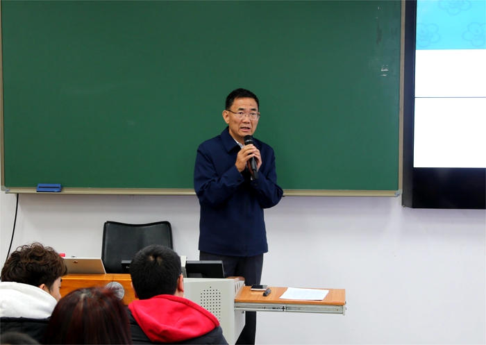 1全国政协委员、中国农业科学院原党组书记张合成研究员授课.JPG